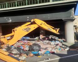 PEMBERSIHAN SAMPAH DI DALAM LOT KEDAI KOSONG 