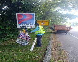  KERJA-KERJA MEMBUKA PAPAN IKLANBANTINGBANNER HARAM
