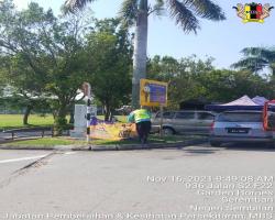 KERJA-KERJA MEMBUKA PAPAN IKLAN BANTING BANNER HARAM