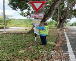 KERJA-KERJA MEMBUKA PAPAN IKLAN BUNTING BANNER HARAM