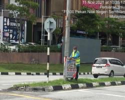 KERJA-KERJA MEMBUKA PAPAN IKLAN BUNTING BANNER HARAM