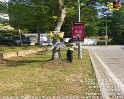 KERJA-KERJA MEMBUKA PAPAN IKLAN BANTING BANNER HARAM