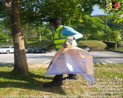 KERJA-KERJA MEMBUKA PAPAN IKLAN BANTING BANNER HARAM