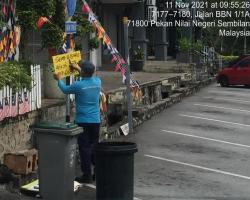 KERJA-KERJA MEMBUKA PAPAN IKLAN BUNTING BANNER HARAM