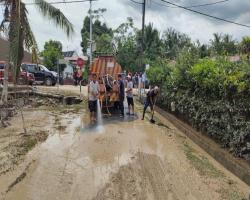  KERJA-KERJA PEMBERSIHAN JALAN BERLUMPUR AKIBAT BANJIR