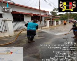  KERJA-KERJA PEMBERSIHAN JALAN BERLUMPUR AKIBAT BANJIR