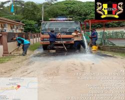  KERJA-KERJA PEMBERSIHAN JALAN BERLUMPUR AKIBAT BANJIR