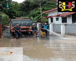  KERJA-KERJA PEMBERSIHAN JALAN BERLUMPUR AKIBAT BANJIR