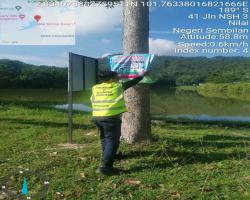 KERJA-KERJA MEMBUKA PAPAN IKLAN BUNTING BANNER HARAM 