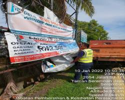  KERJA-KERJA MEMBUKA PAPAN IKLAN BUNTING BANNER HARAM