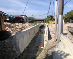 KERJA PEMBAIKAN TANAH RUNTUH DI TAMAN SATRIA