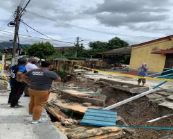 KERJA PEMBAIKAN TANAH RUNTUH DI TAMAN SATRIA