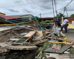 KERJA PEMBAIKAN TANAH RUNTUH DI TAMAN SATRIA