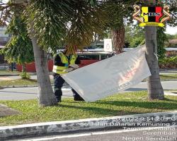 KERJA-KERJA MEMBUKA PAPAN IKLANBANTING BANNER HARAM