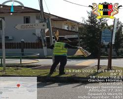 KERJA-KERJA MEMBUKA PAPAN IKLAN BANTING BANNER TIDAK SAH