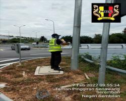 KERJA-KERJA MEMBUKA PAPAN IKLAN BANTING BANNER TIDAK SAH