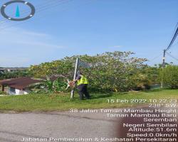 KERJA-KERJA MEMBUKA PAPAN IKLAN BANTING BANNER TIDAK SAH