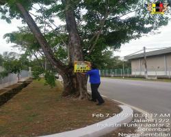 KERJA-KERJA MEMBUKA PAPAN IKLAN BANTING BANNER TIDAK SAH