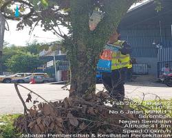 KERJA-KERJA MEMBUKA PAPAN IKLAN BANTING BANNER TIDAK SAH
