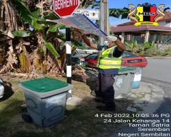 KERJA-KERJA MEMBUKA PAPAN IKLANBANTING BANNER HARAM