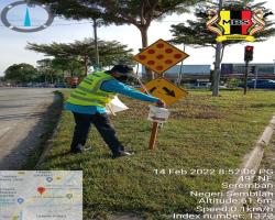 KERJA-KERJA MEMBUKA PAPAN IKLAN/BUNTING/BANNER HARAM