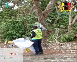 KERJA-KERJA MEMBUKA PAPAN IKLAN BANTING BANNER TIDAK SAH