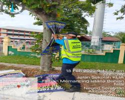  KERJA-KERJA MEMBUKA PAPAN IKLANBUNTING BANNER HARAM 