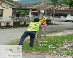 KERJA-KERJA MEMBUKA PAPAN IKLAN BUNTING BANNER HARAM 