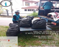 PEMBERSIHAN SAMPAH TAMAN PERMAINAN