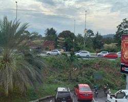 PEMBERSIHAN KAWASAN SEMAK DI JALAN UTAMA PENGHULU CANTIK-CENTRE POINT SEREMBAN.