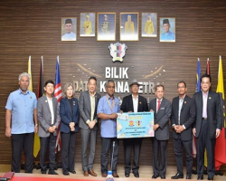 MAJLIS PENYAMPAIAN BAUCAR PEMBELIAN PAKAIAN PERSEKOLAHAN