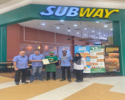 PENYERAHAN SIJIL PENGHARGAAN PREMIS MAKANAN 'A' OLEH JABATAN PEMBERSIHAN DAN KESIHATAN PERSEKITARAN, MBS