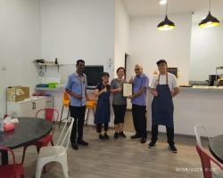 PENYERAHAN SIJIL PENGHARGAAN PREMIS MAKANAN 'A' OLEH JABATAN PEMBERSIHAN DAN KESIHATAN PERSEKITARAN, MBS