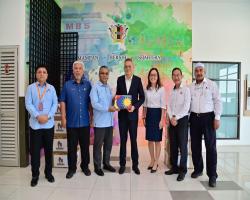 PENYERAHAN BENDERA JALUR GEMILANG DARIPADA MATRIX CONCEPTS HOLDINGS BERHAD KEPADA MBS