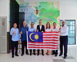 PENYERAHAN BENDERA JALUR GEMILANG DARIPADA MATRIX CONCEPTS HOLDINGS BERHAD KEPADA MBS