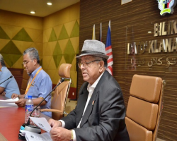 MAJLIS PENYAMPAIAN BAUCAR PEMBELIAN PAKAIAN PERSEKOLAHAN