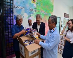 PENYERAHAN BENDERA JALUR GEMILANG DARIPADA MATRIX CONCEPTS HOLDINGS BERHAD KEPADA MBS