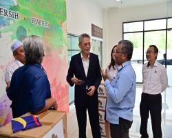 PENYERAHAN BENDERA JALUR GEMILANG DARIPADA MATRIX CONCEPTS HOLDINGS BERHAD KEPADA MBS