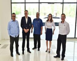 PENYERAHAN BENDERA JALUR GEMILANG DARIPADA MATRIX CONCEPTS HOLDINGS BERHAD KEPADA MBS