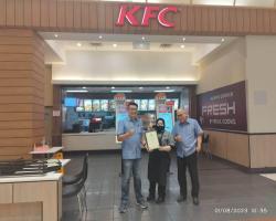 PENYERAHAN SIJIL PENGHARGAAN PREMIS MAKANAN 'A' OLEH JABATAN PEMBERSIHAN DAN KESIHATAN PERSEKITARAN, MBS