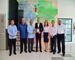 PENYERAHAN BENDERA JALUR GEMILANG DARIPADA MATRIX CONCEPTS HOLDINGS BERHAD KEPADA MBS