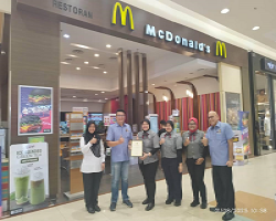 PENYERAHAN SIJIL PENGHARGAAN PREMIS MAKANAN 'A' OLEH JABATAN PEMBERSIHAN DAN KESIHATAN PERSEKITARAN, MBS