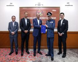 YBHG. TAN SRI WAN AHMAD DAHLAN BIN HAJI ABDUL AZIZ, KETUA PENGARAH PERKHIDMATAN AWAM (KPPA) MENYAMPAIKAN WATIKAH PENEMPATAN KEPADA ENAM (6) PEGAWAI DI PEJABAT YBHG. TAN SRI KPPA.