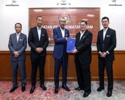 YBHG. TAN SRI WAN AHMAD DAHLAN BIN HAJI ABDUL AZIZ, KETUA PENGARAH PERKHIDMATAN AWAM (KPPA) MENYAMPAIKAN WATIKAH PENEMPATAN KEPADA ENAM (6) PEGAWAI DI PEJABAT YBHG. TAN SRI KPPA.