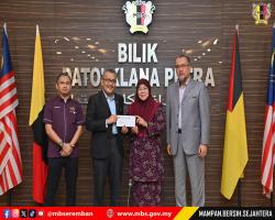 SESI PENYERAHAN SURAT KENAIKAN PANGKAT, PENGISIAN JAWATAN DAN PEMANGKUAN SERTA BACAAN IKRAR (AKU JANJI) PEGAWAI - PEGAWAI LANTIKAN BAHARU, MAJLIS BANDARAYA SEREMBAN