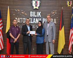 SESI PENYERAHAN SURAT KENAIKAN PANGKAT, PENGISIAN JAWATAN DAN PEMANGKUAN SERTA BACAAN IKRAR (AKU JANJI) PEGAWAI - PEGAWAI LANTIKAN BAHARU, MAJLIS BANDARAYA SEREMBAN