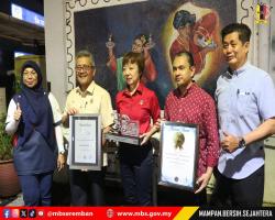 LORONG SENI SEREMBAN TERIMA ANUGERAH LORONG SENI TERPANJANG DI MALAYSIA OLEH MBOR