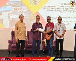 MAJLIS PENYERAHAN SURAT LANTIKAN PENGANJURAN BAZAR RAMADAN DALAM KAWASAN MAJLIS BANDARAYA SEREMBAN