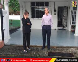 DATUK BANDAR MENYANTUNI PENGADU