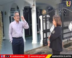 DATUK BANDAR MENYANTUNI PENGADU